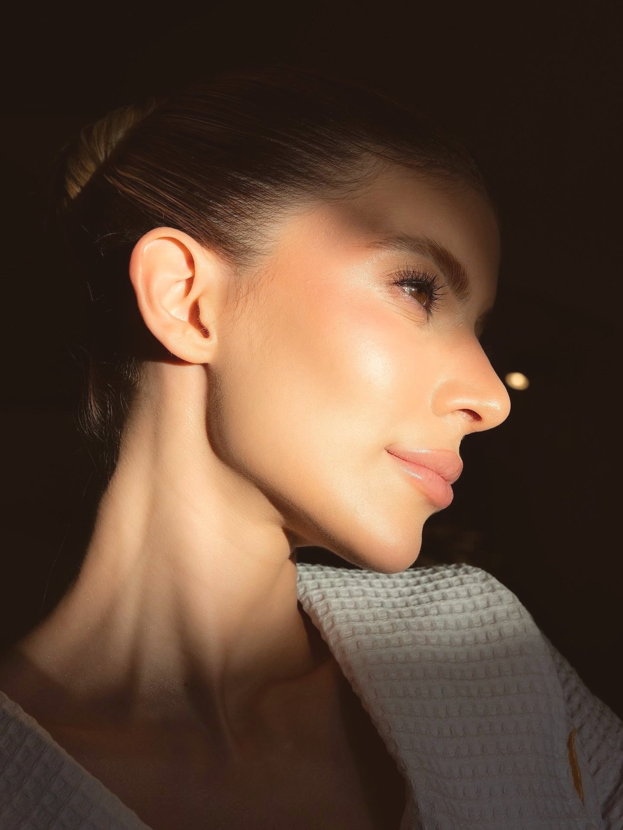 Dra. Gabriela Duarte, retrato de perfil em luz natural